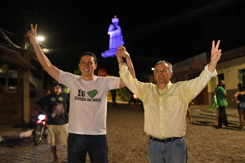 Lado a lado, com braços para o alto, Gledson e Giovani comemoram eleição
