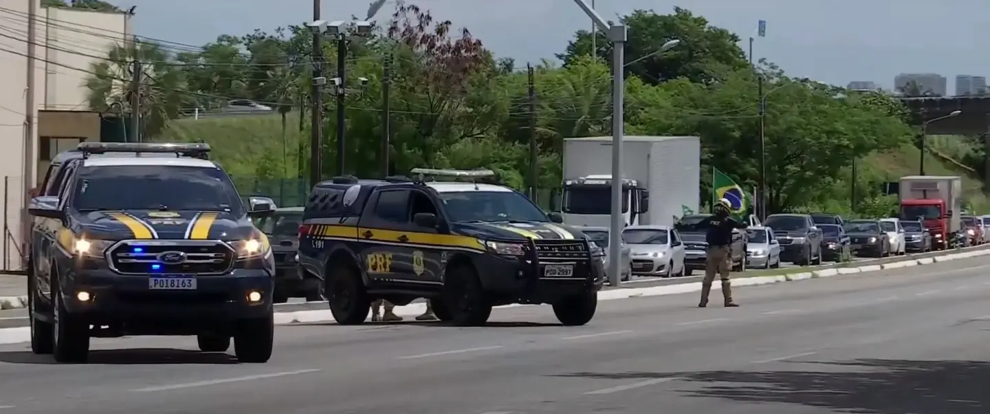 Após o registro dos TCOs e da realização das oitivas pelos delegados plantonistas, os conduzidos foram liberados