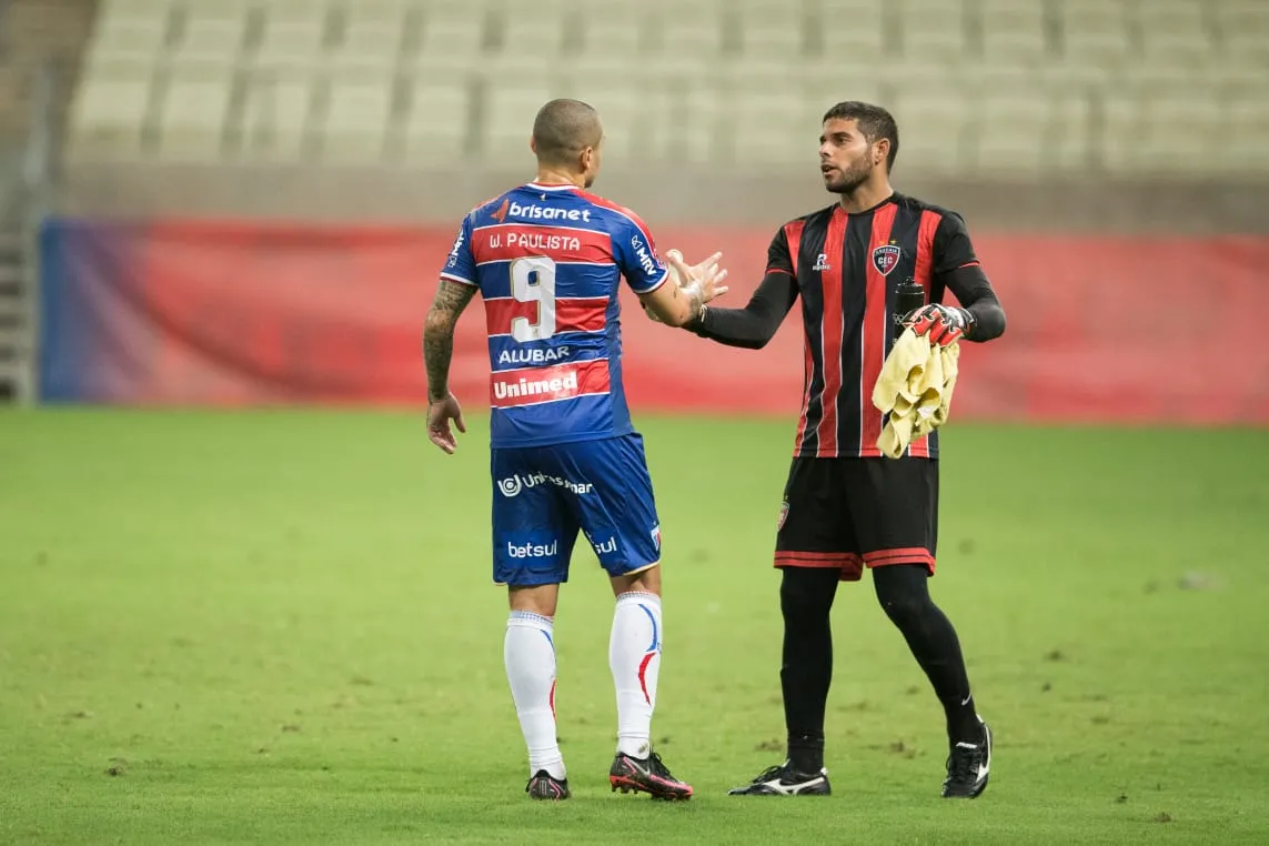 O atacante Wellington Paulista cumprimentou o Uoston, do Caucaia, após grande atuação o goleiro