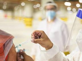 Aplicação de dose da vacina contra a Covid-19 em pessoa no Ceará