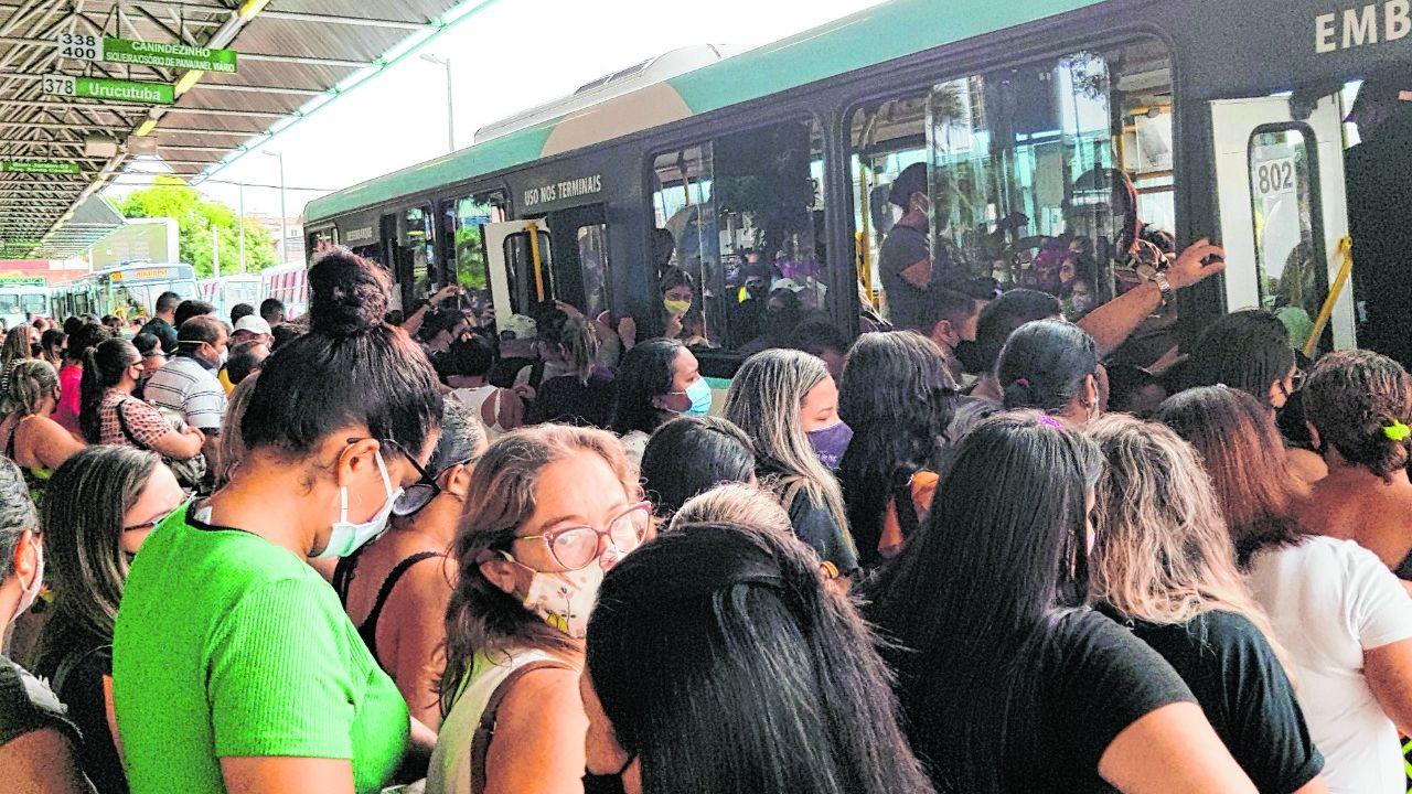 Fila no terminal de ônibus do Siqueira