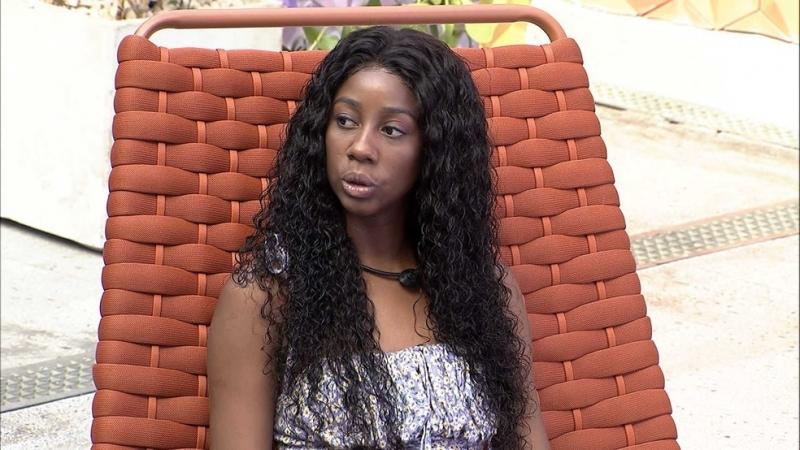 Foto da sister Camilla de Lucas sentada em cadeira, no BBB 21
