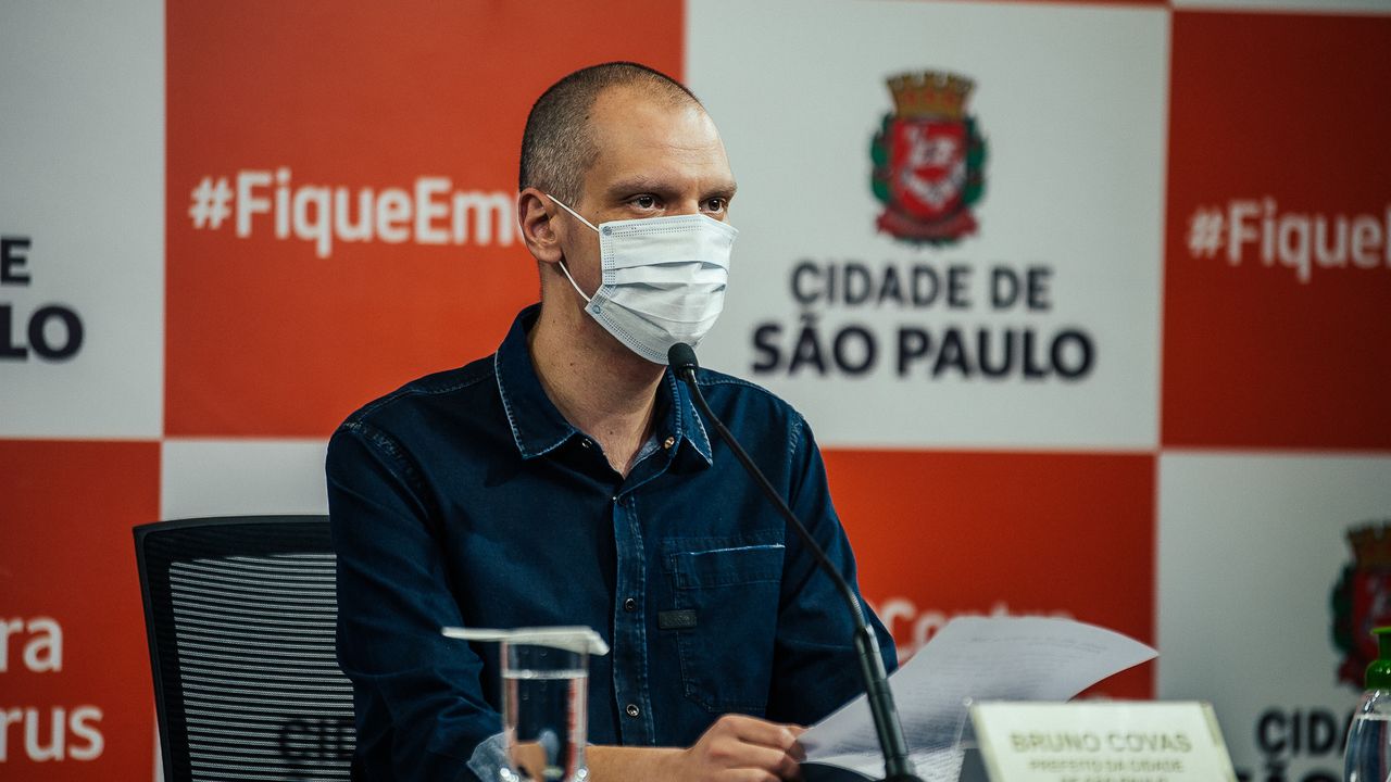 Prefeito Bruno Covas em coletiva de imprensa com máscara