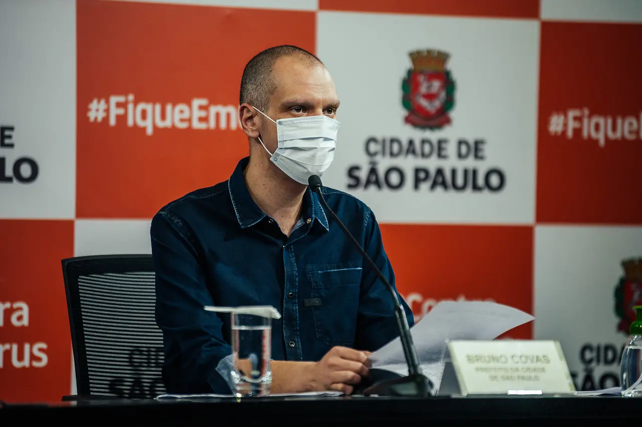 Prefeito Bruno Covas em coletiva de imprensa com máscara