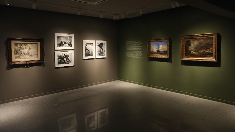 Sala com obras de arte