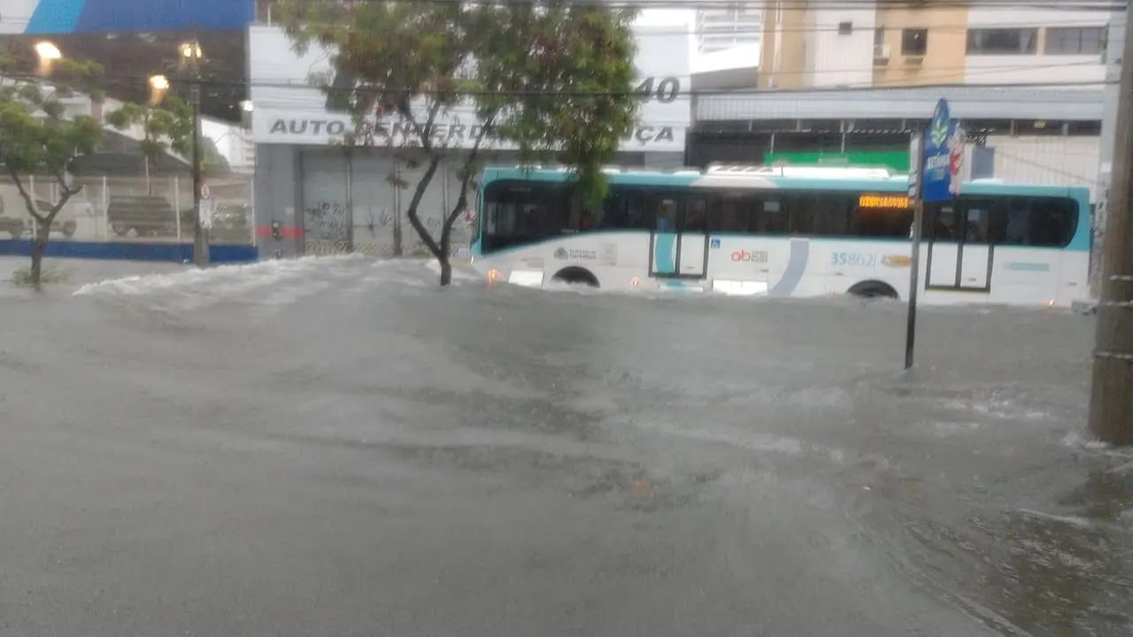 Ônibus travessa avenida Heráclito Graça alagada em abril de 2021