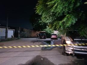 Viatura e policias em rua do bairro Panamericano, em Fortaleza, após mulher ser morta em abril de 2021