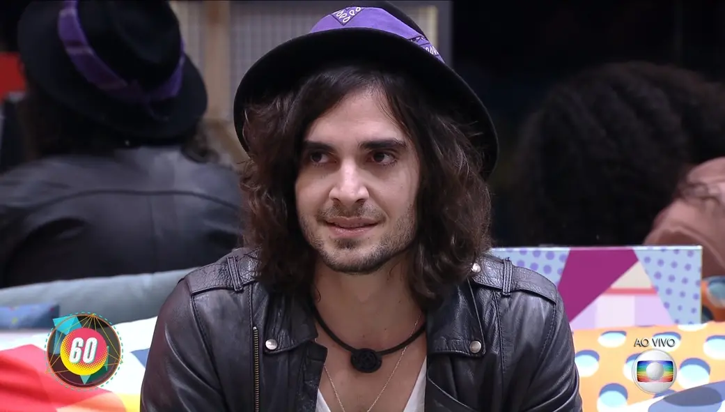 Fiuk na sala do BBB 21 justificando porque precisa ganhar programa