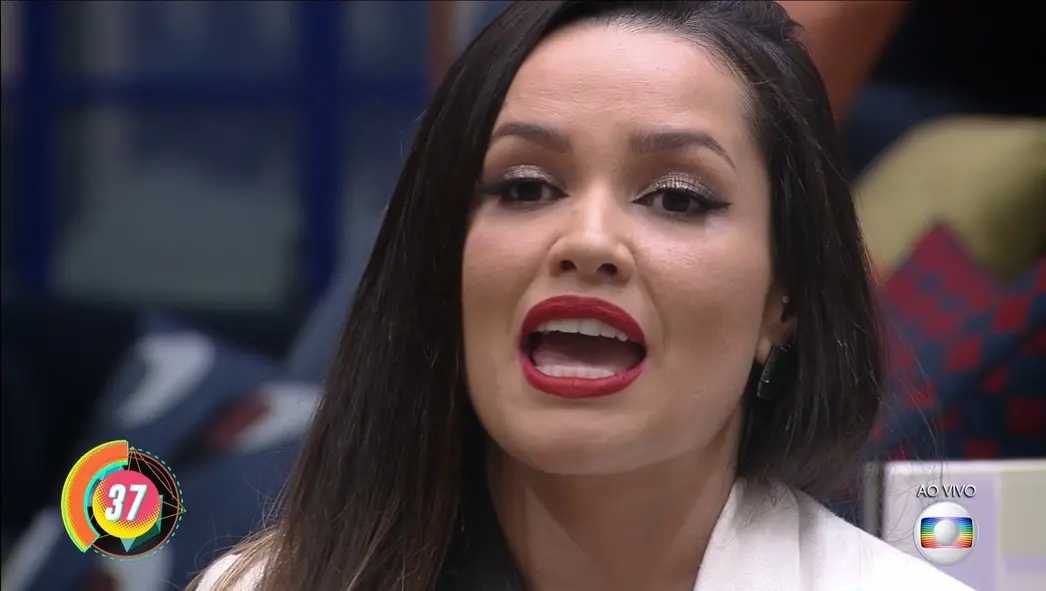 Juliette na sala do BBB 21 justificando porque precisa ganhar reality