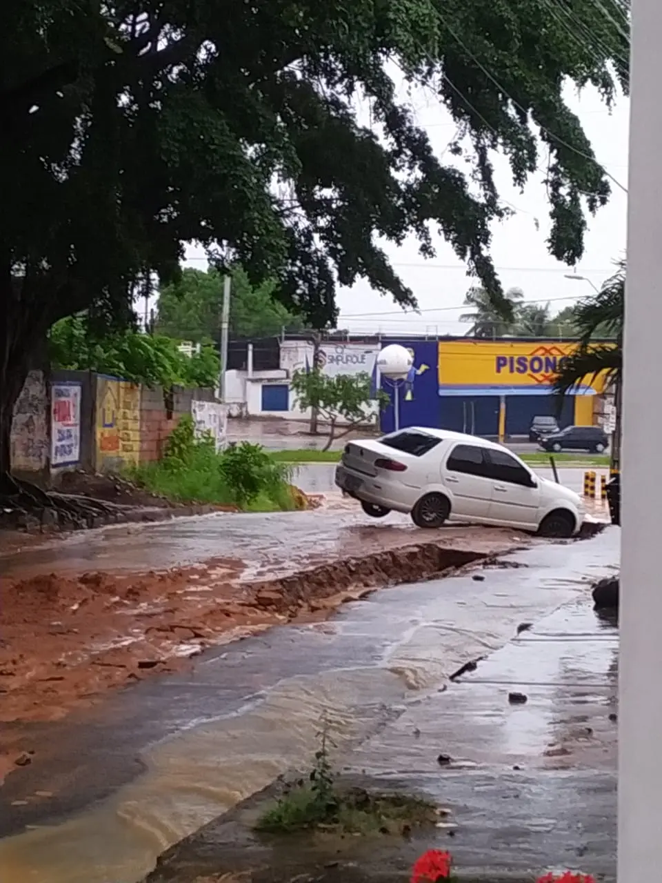Carro fica preso em cratera em messejana em maio de 2021