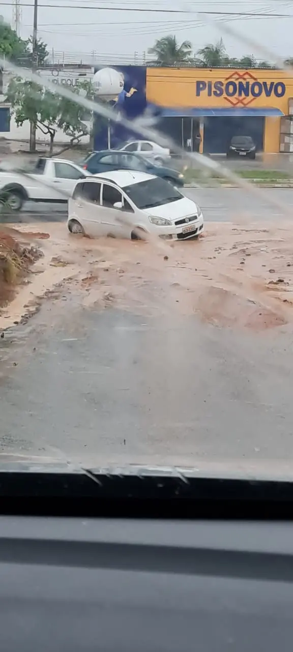 Parte da via cedeu na rua Antônio Gonçalves, em Messejana, e carros ficam presos em cratera