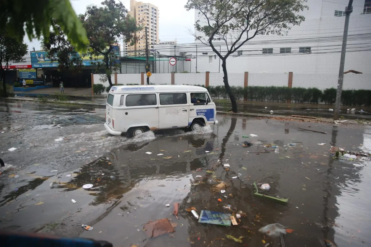 Van tenta trafegar por via alagada em Fortaleza em maio de 2021