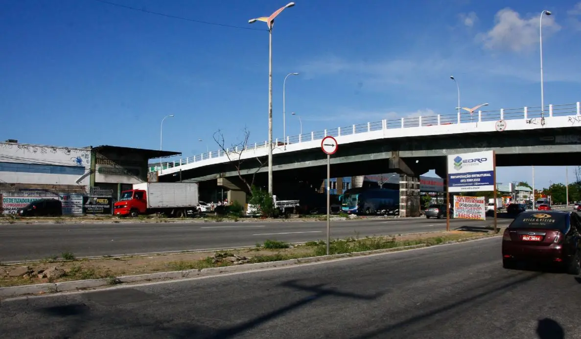 Viaduto na Av. Mister Hull, no Antônio Bezerra