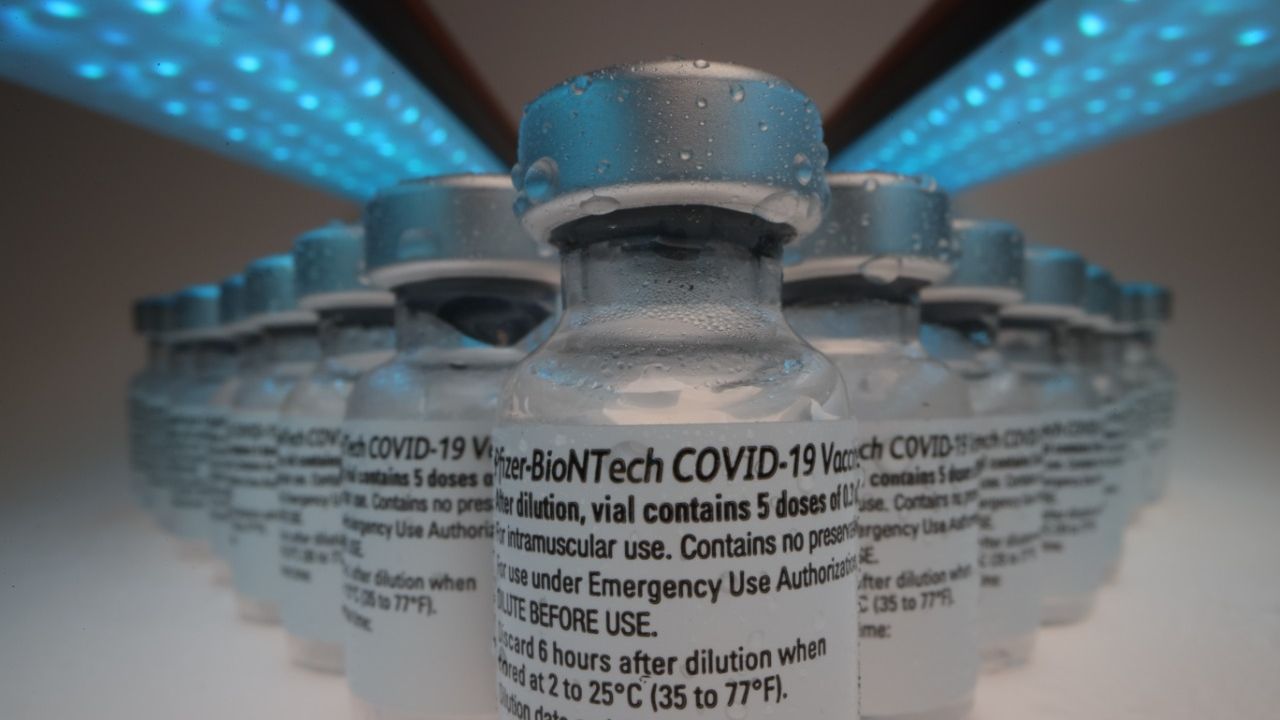 Frasco da vacina original contra a Covid-19 produzida pela Pfizer-BioNTech