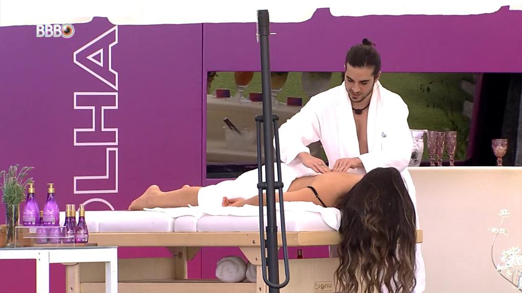 Fiuk realizando massagem com óleo em Juliette no BBB 21