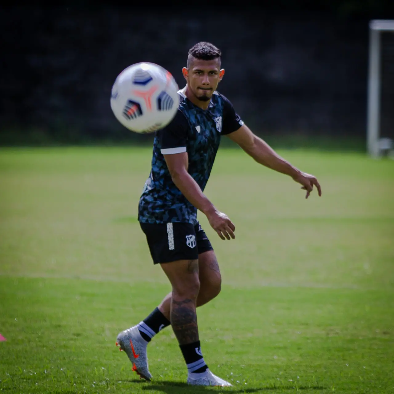 Fernando Sobral olha para a bola em treino do Ceará