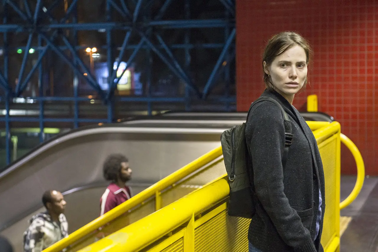 Na busca de informações precisas para compor a protagonista Amanda, atriz Letícia Colin visitou grupos de narcóticos anônimos e o teritório conhecido como 