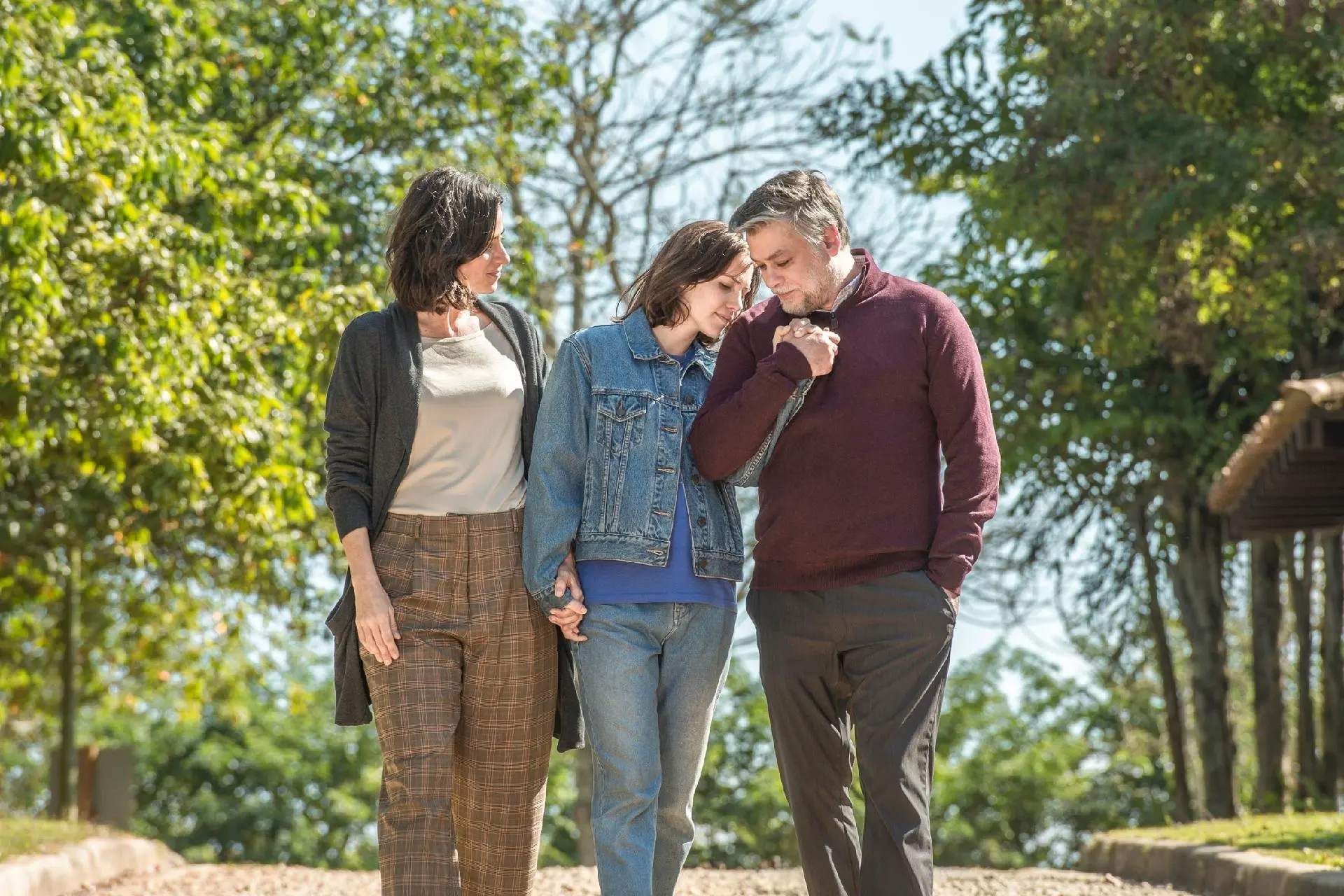 Mariana Lima, Letícia Colin e Fábio Assunção em produção que dramatiza o desmoronamento de uma família