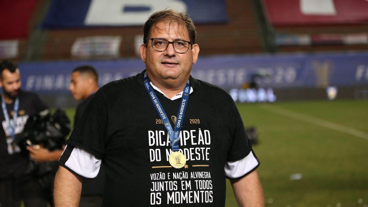 Imagem de Guto Ferreira com a medalha de campeão do Nordeste