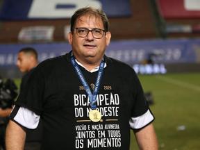Imagem de Guto Ferreira com a medalha de campeão do Nordeste