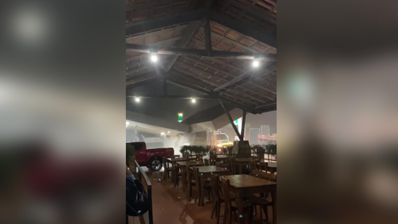 Teto de posto de gasolina em Fortim cede parcialmente após chuva em maio de 2021