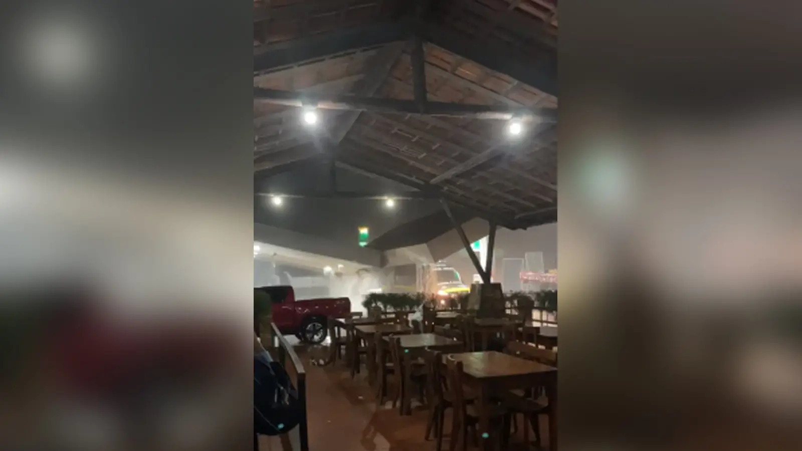 Teto de posto de gasolina em Fortim cede parcialmente após chuva em maio de 2021