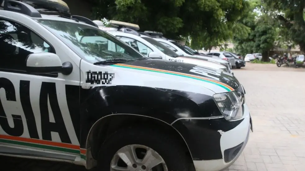 viatura da polícia militar estacionada em pátio