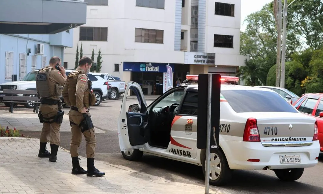 O Hospital de Pinhalzinho precisou de escolta policial após moradores cercarem a unidade de saúde e ameaçarem invadi-la.