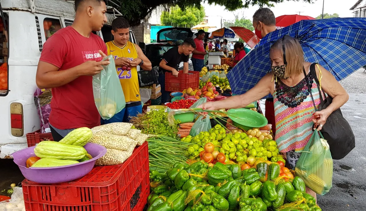 Feira no Bairro Henrique Jorge