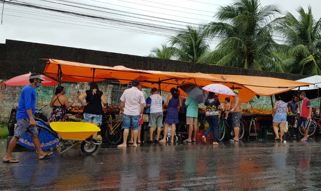 Feira livre no Bairro Henrique Jorge