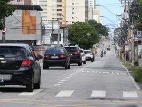 Carros trafegando na avenida Antônio Sales