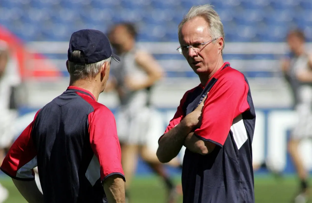 Ericksson conversa com auxiliar em treino