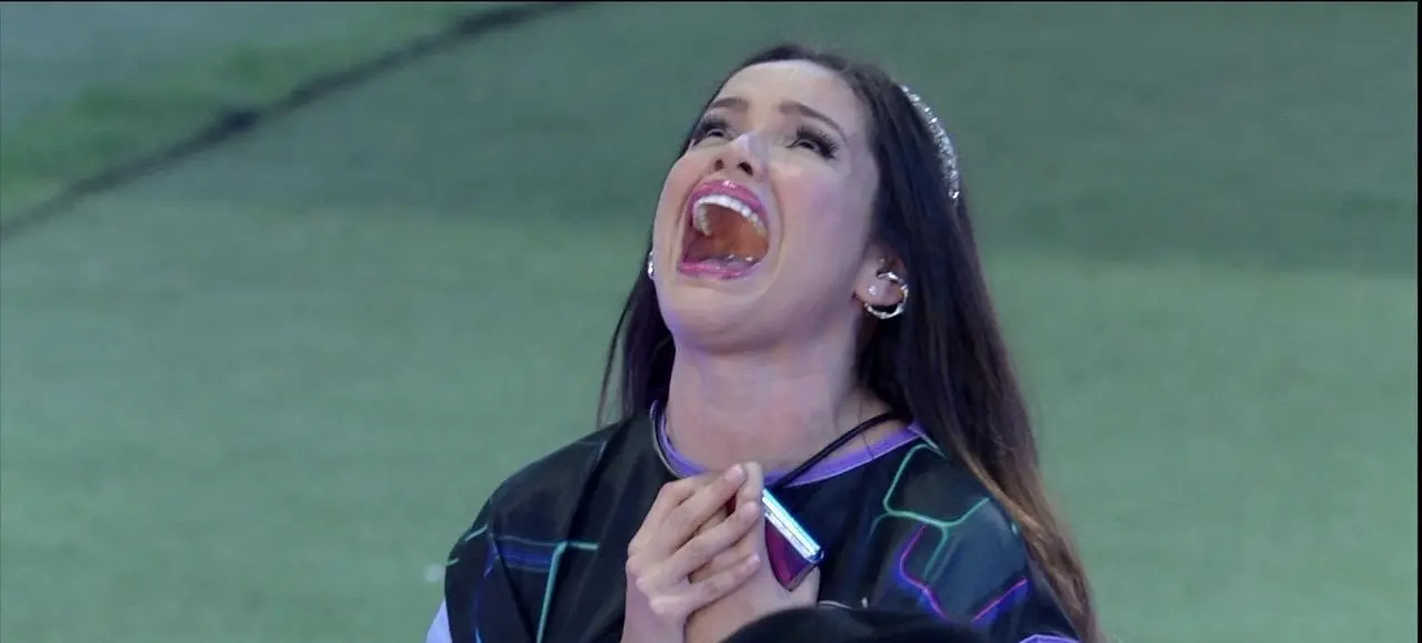 Juliette olha para cima e comemora