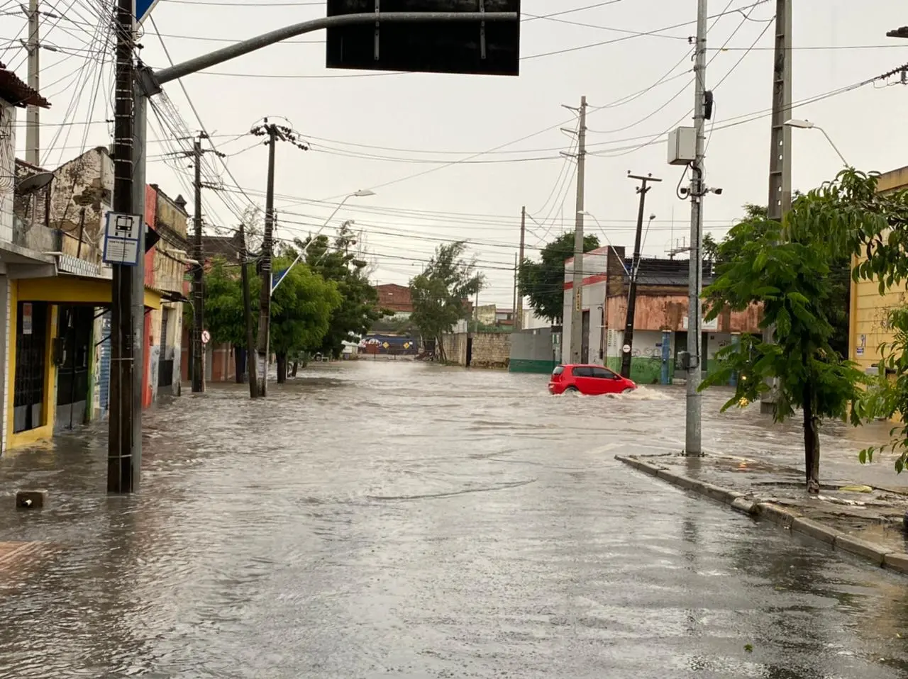 rua alagada na rua apos chuva