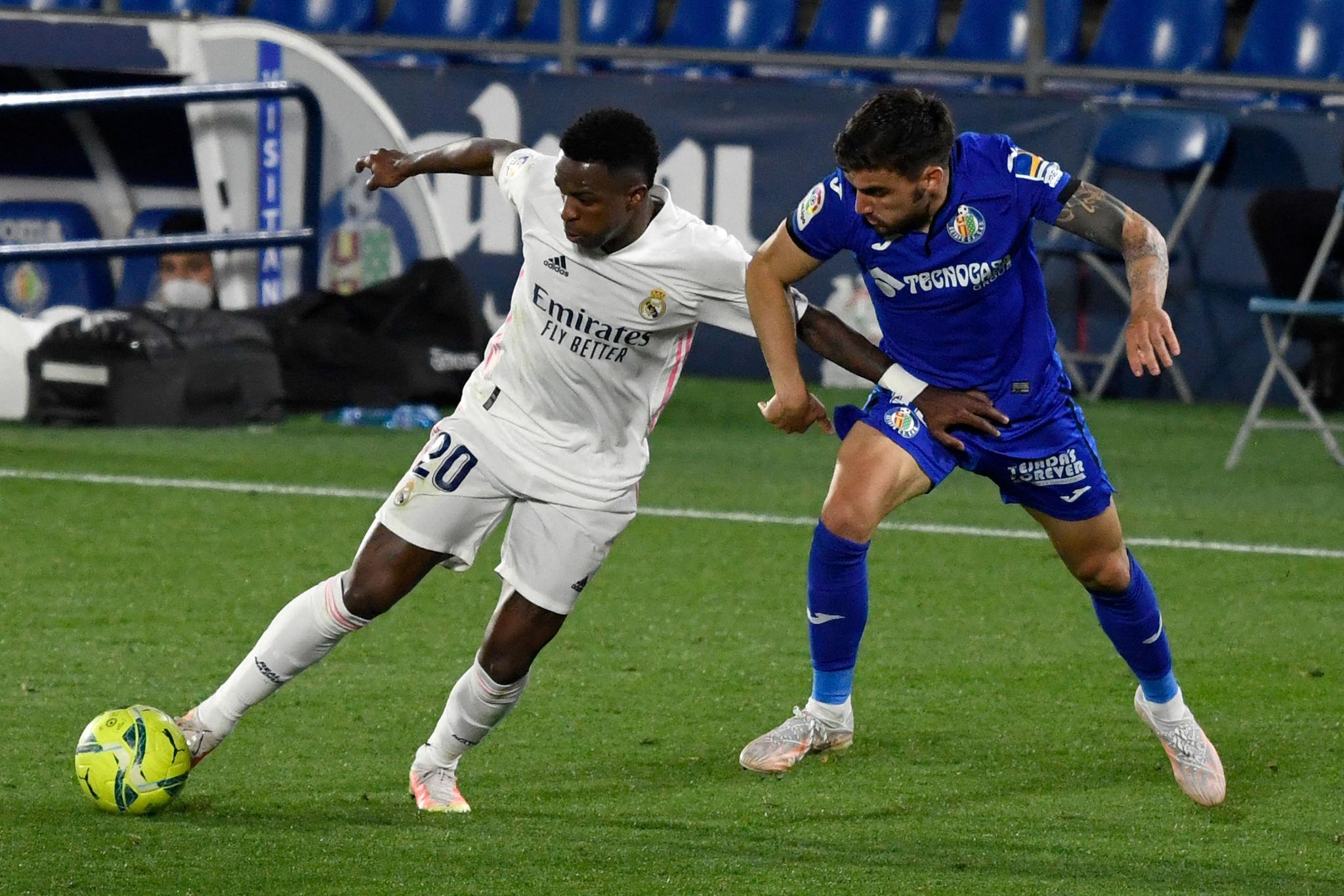 Vinícius Jr disputa a bola com jogador do Chelsea