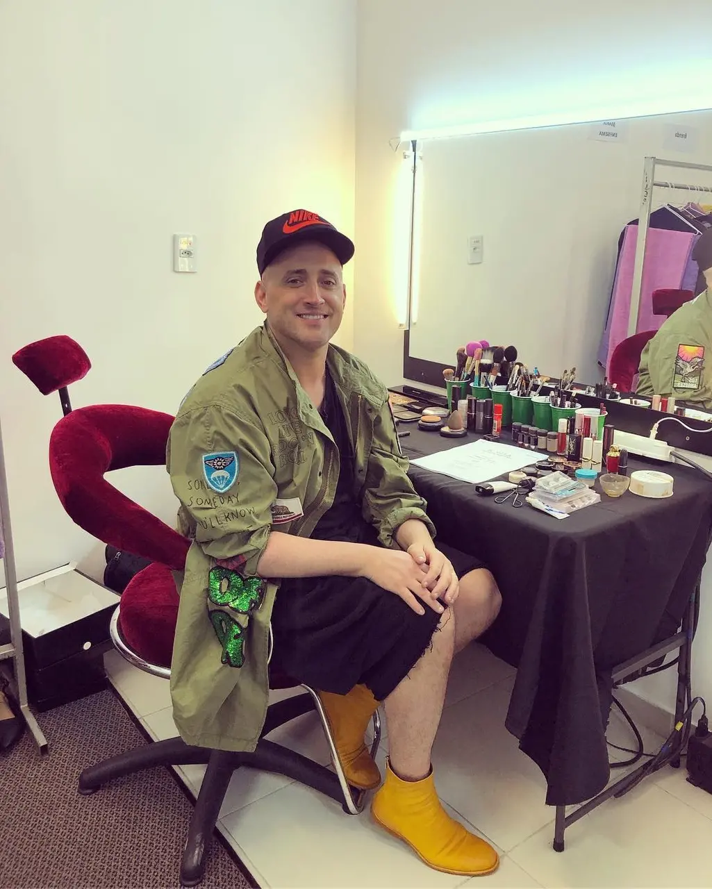 Paulo Gustavo em camarim sorrindo