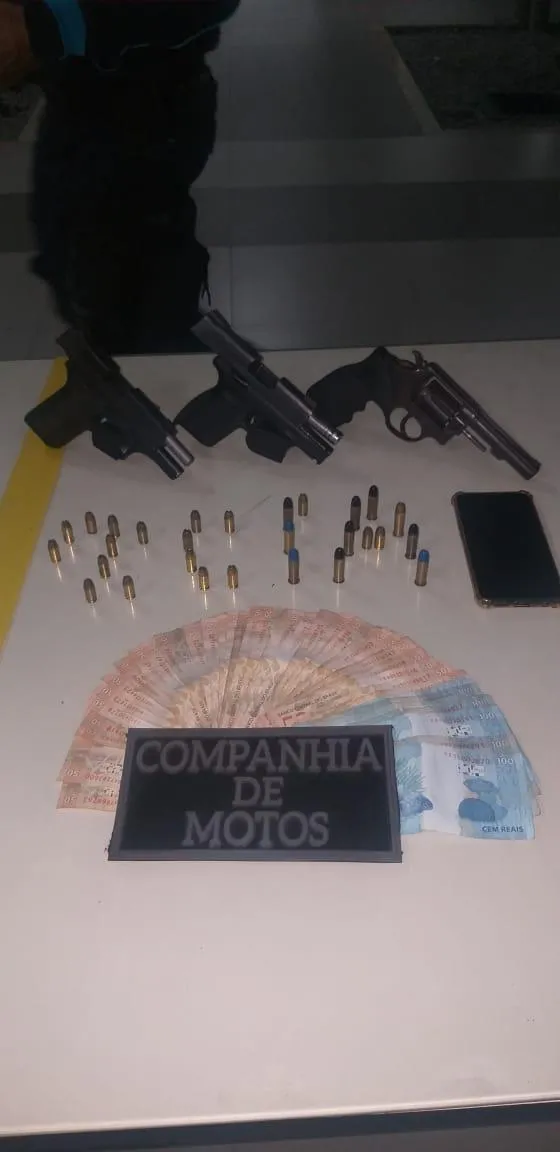Mulher foi presa na posse de três armas de fogo, munições e dinheiro, em veículo dirigido pelo motorista de aplicativo