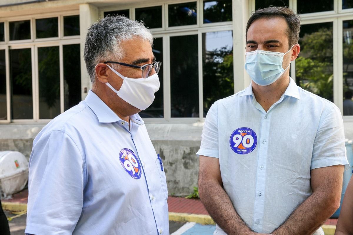 O senador Eduardo Girão e o deputado Capitão Wagner durante evento político