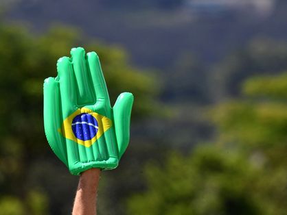 Mao de borracha com bandeira do Brasil