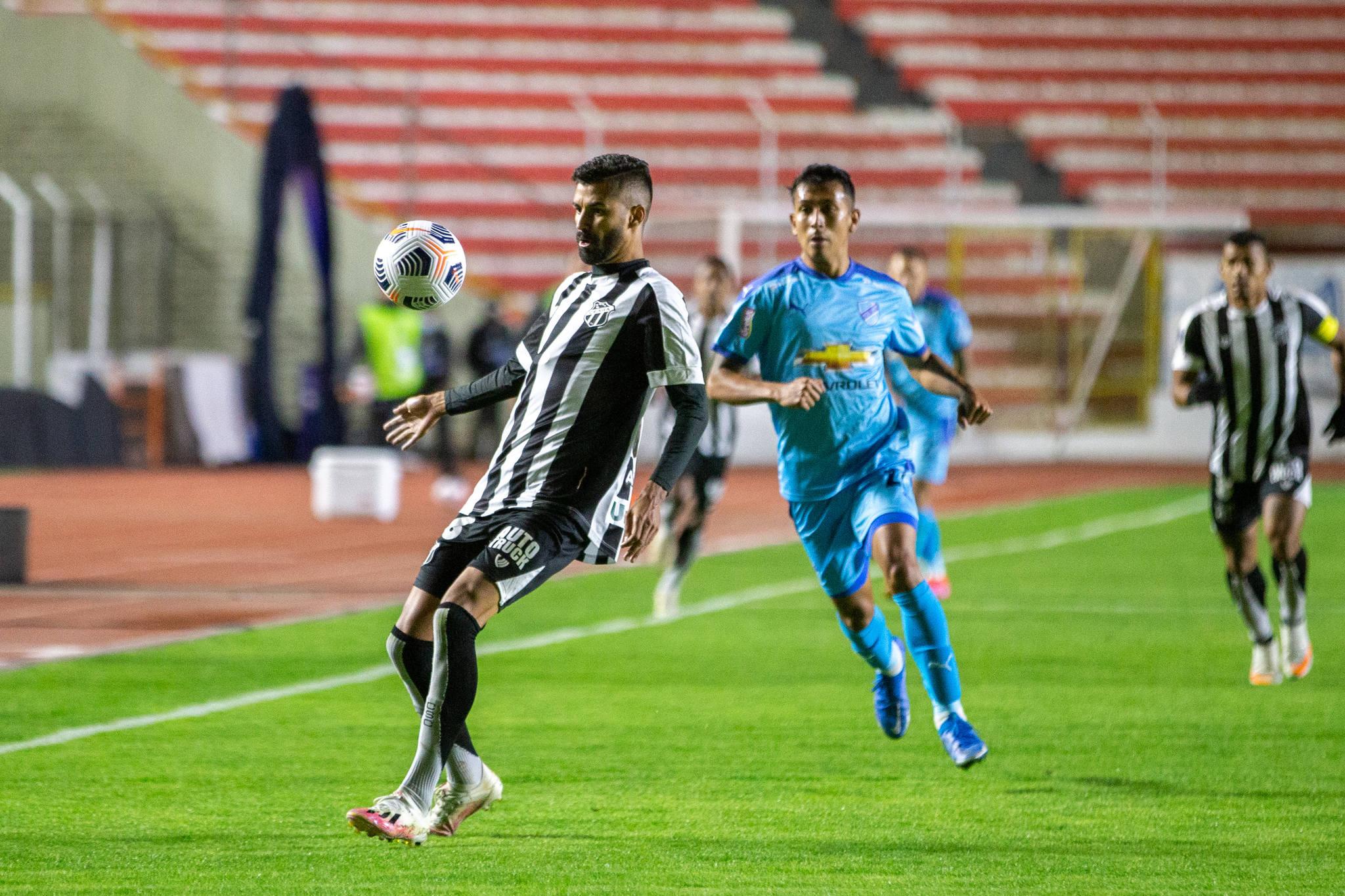 Jorginho, do Ceará, observa bola sendo marcado por jogador do Bolívar