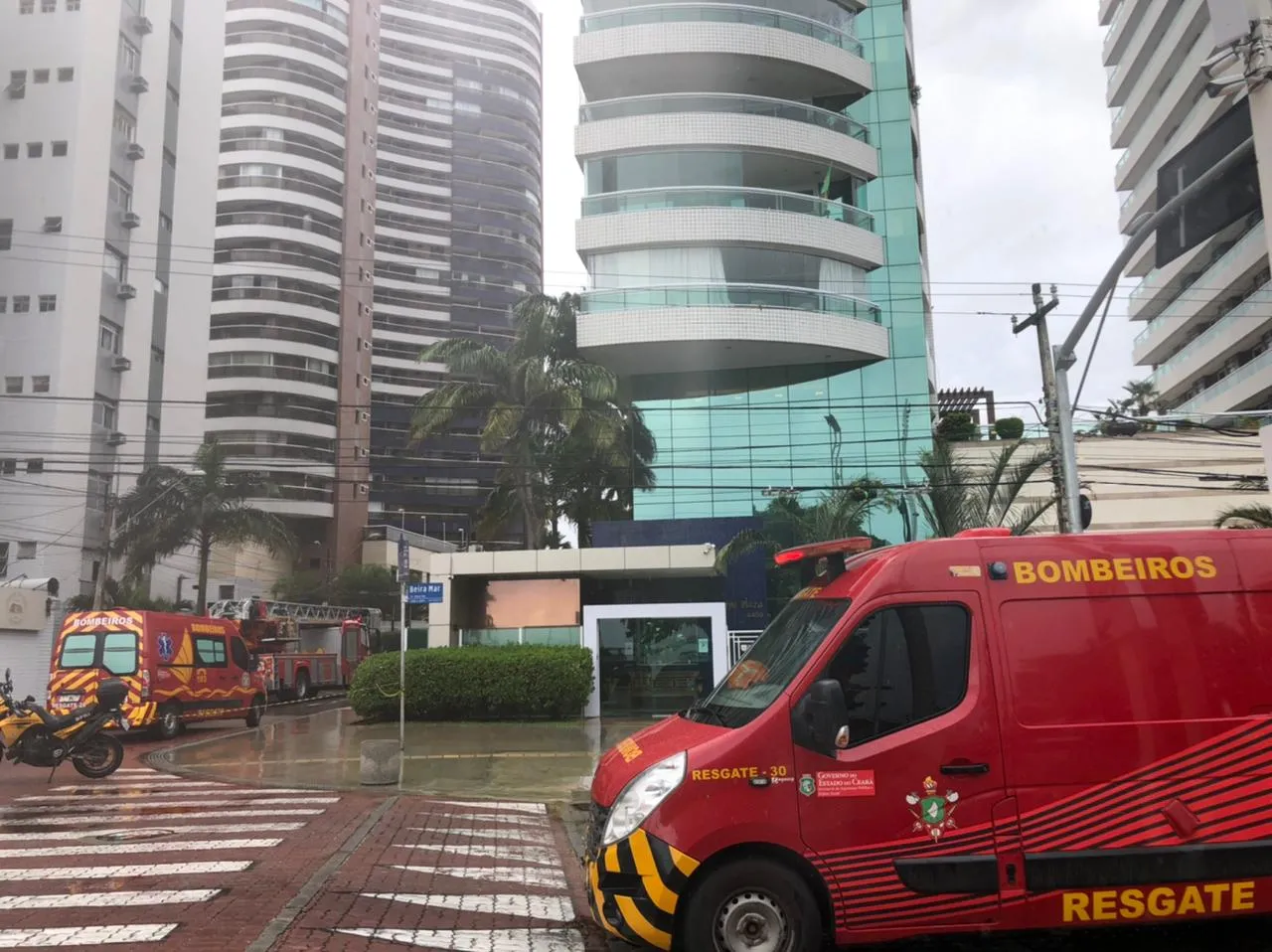 Os moradores precisaram evacuar o prédio atingido pelas chamas