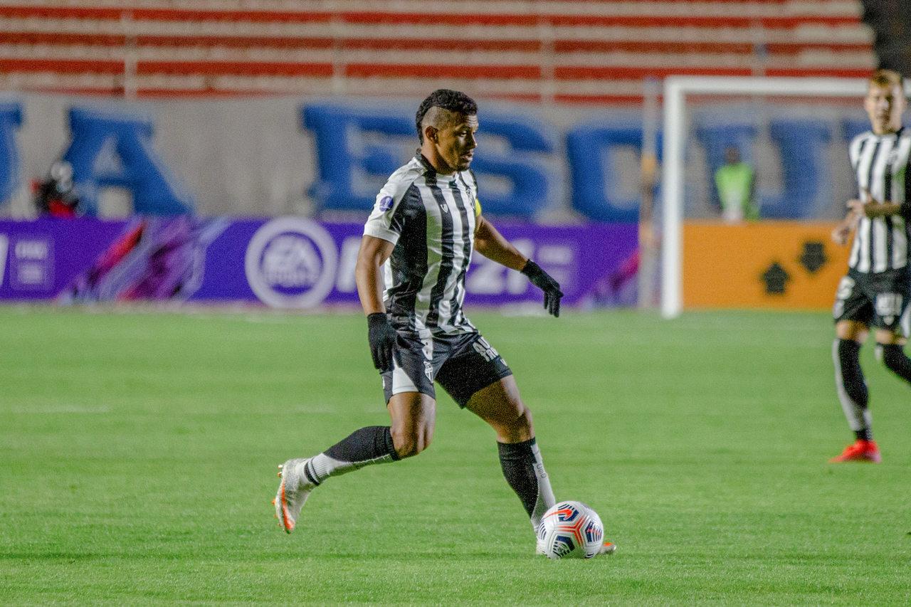 Fernando Sobral com a bola em jogo do Ceará