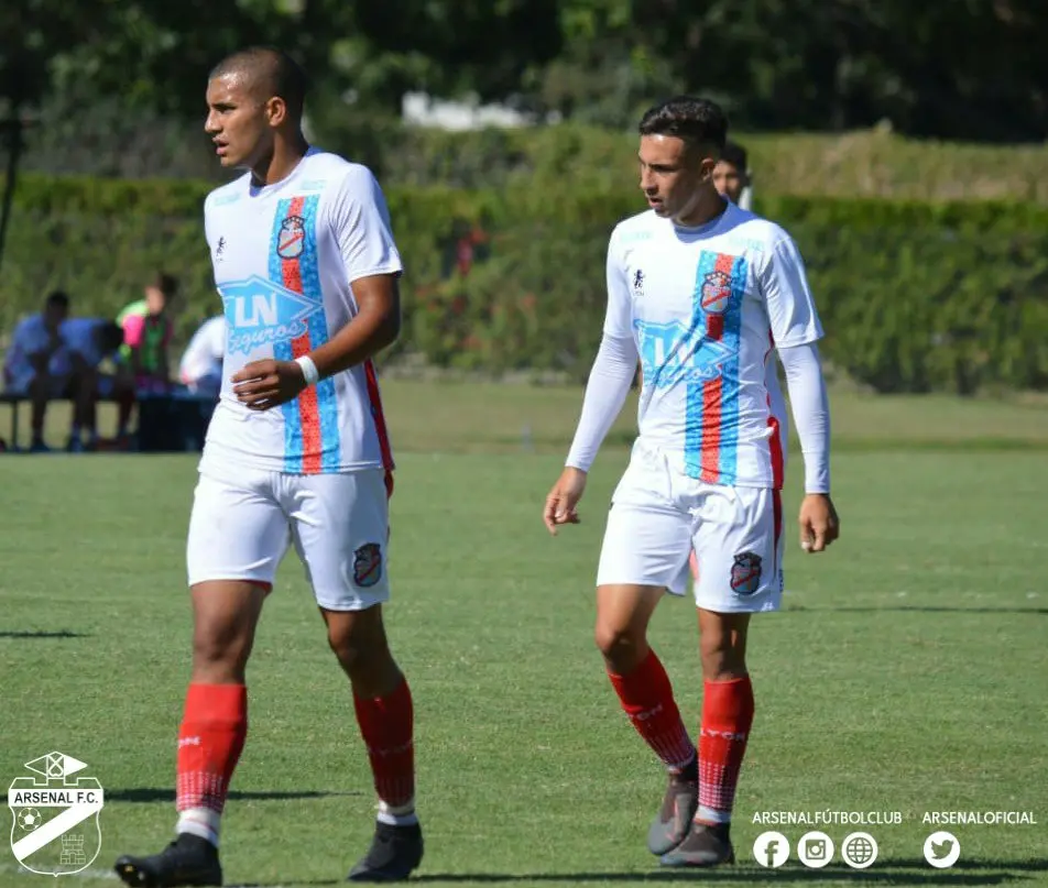 Atletas do Arsenal de Sarandí caminham