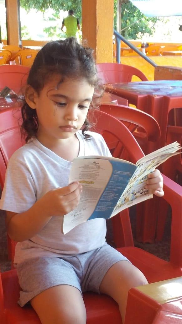 Esta é uma imagem de uma criança lendo