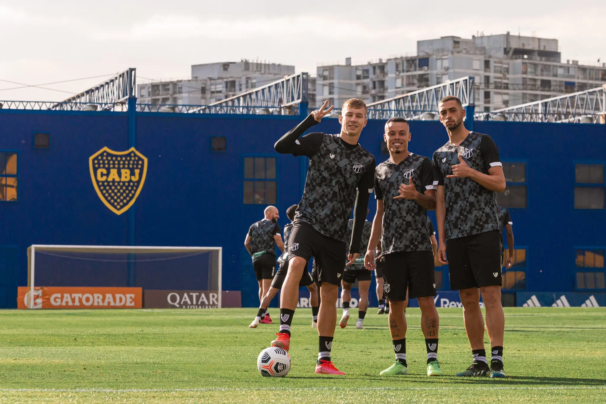 Atletas do Ceará em treino no CT do Boca Juniors