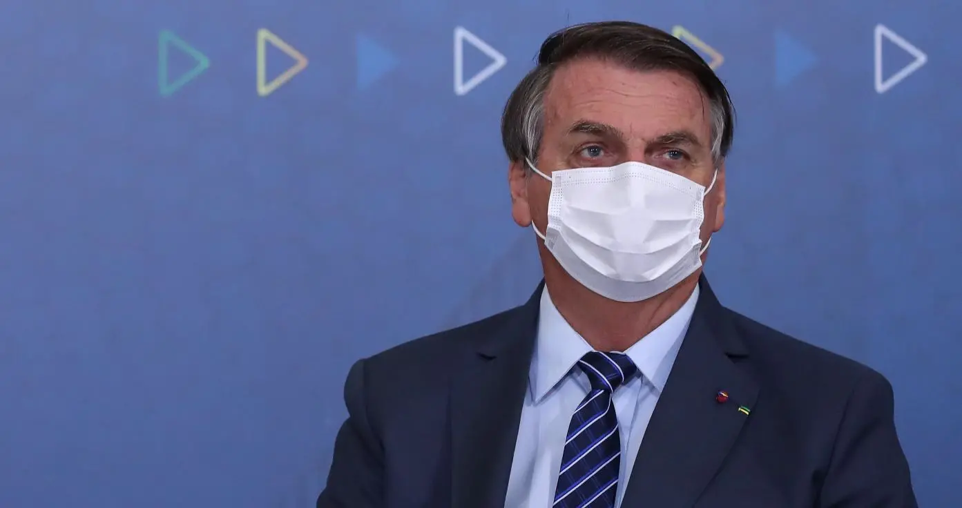 Presidente Jair Bolsonaro usando máscara