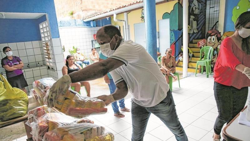 Distribuição de cestas básicaas em Fortaleza