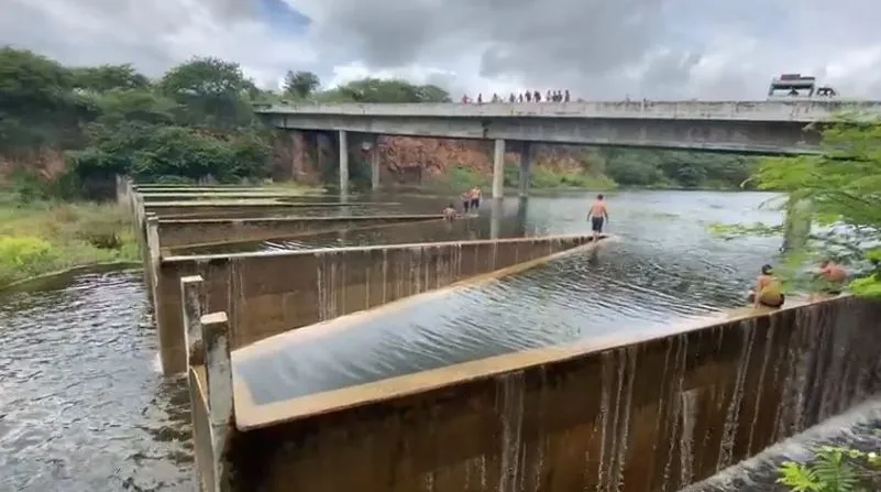 Durante o sangramento, açude Ubaldinho reuniu banhistas e espectadores da região.