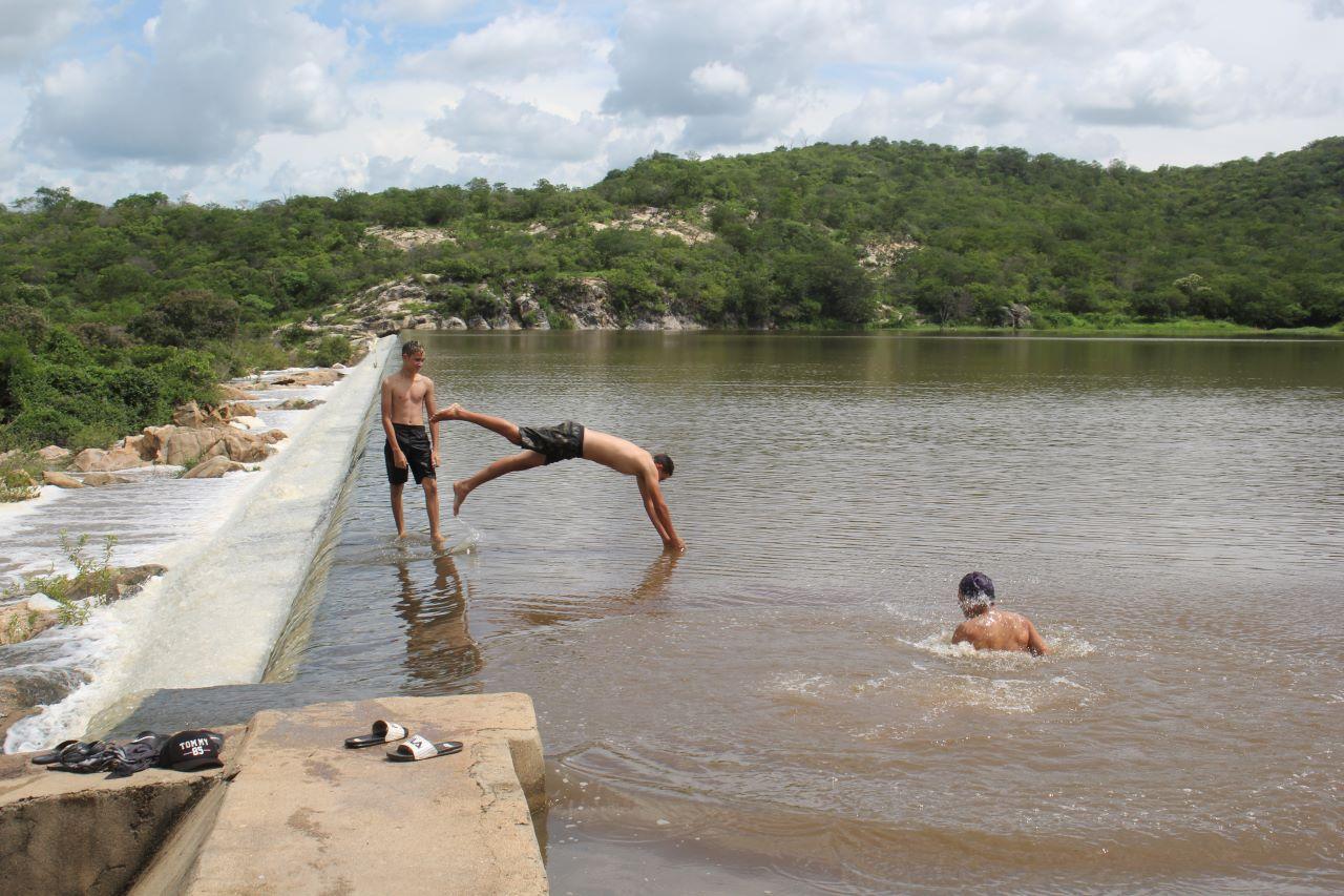 crianças brincam no açude caldeirões
