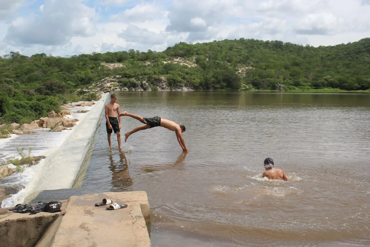 crianças brincam no açude caldeirões